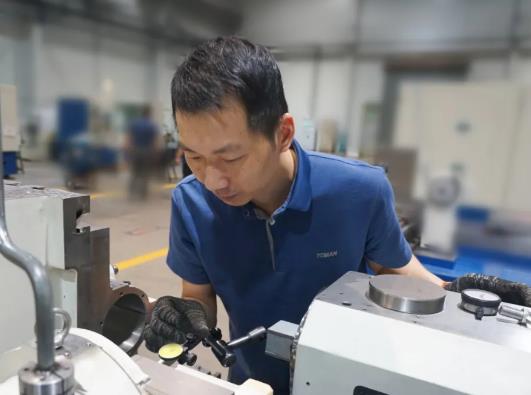 毫厘之间见匠心——记公司螺纹磨床装配钳工吕伟伟